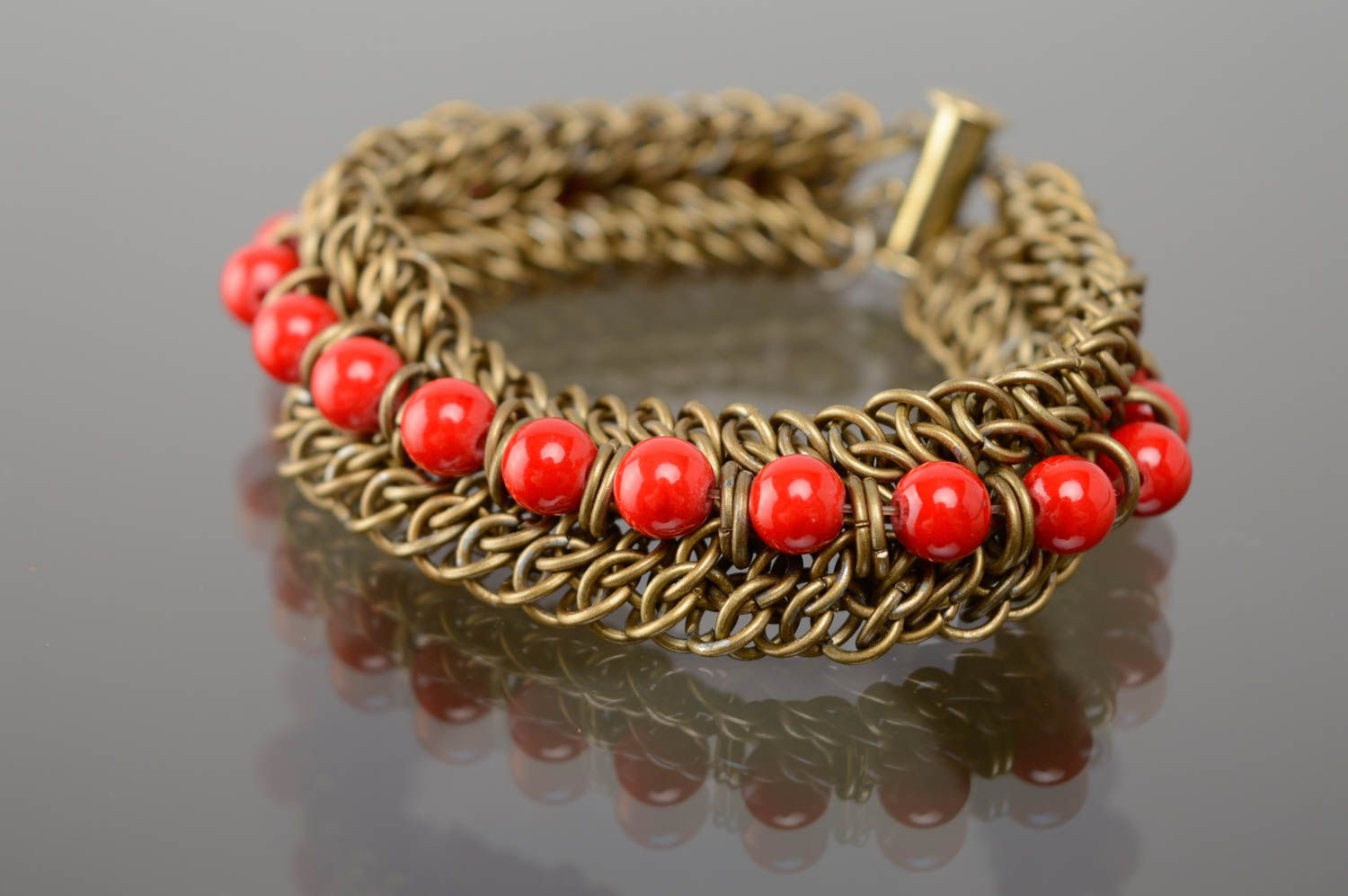 Handmade Armband aus Metall in Webtechnik mit roten Perlen  foto 1