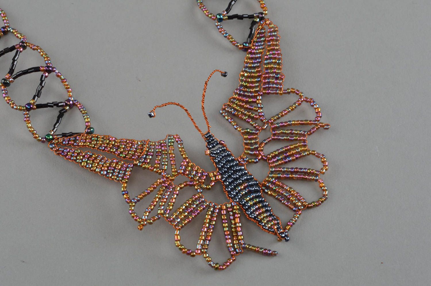 Ожерелье из бисера плетеное ручной работы оригинальное Бабочка в космосе фото 3