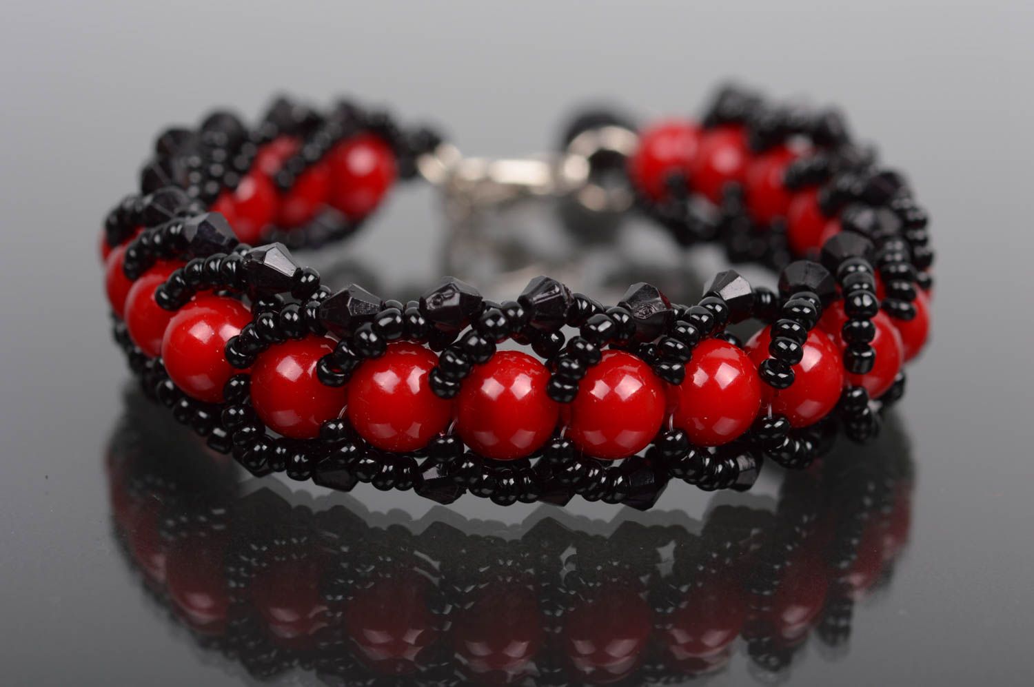 Strand beaded bracelet in black and red colors for women photo 1