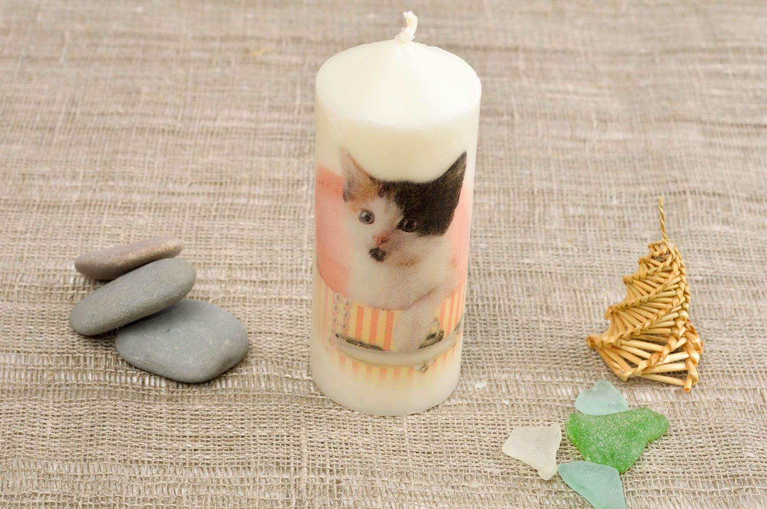 Scented aroma pillar candle with kitty picture non-toxic cord 4,33 inch, 0,33 lb photo 1