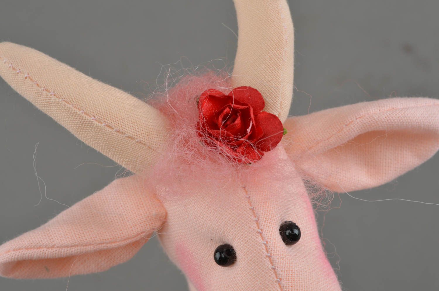 Künstlerisches Kuscheltier aus Stoff Ziege im Kleid aus Baumwolle rosa handmade foto 4