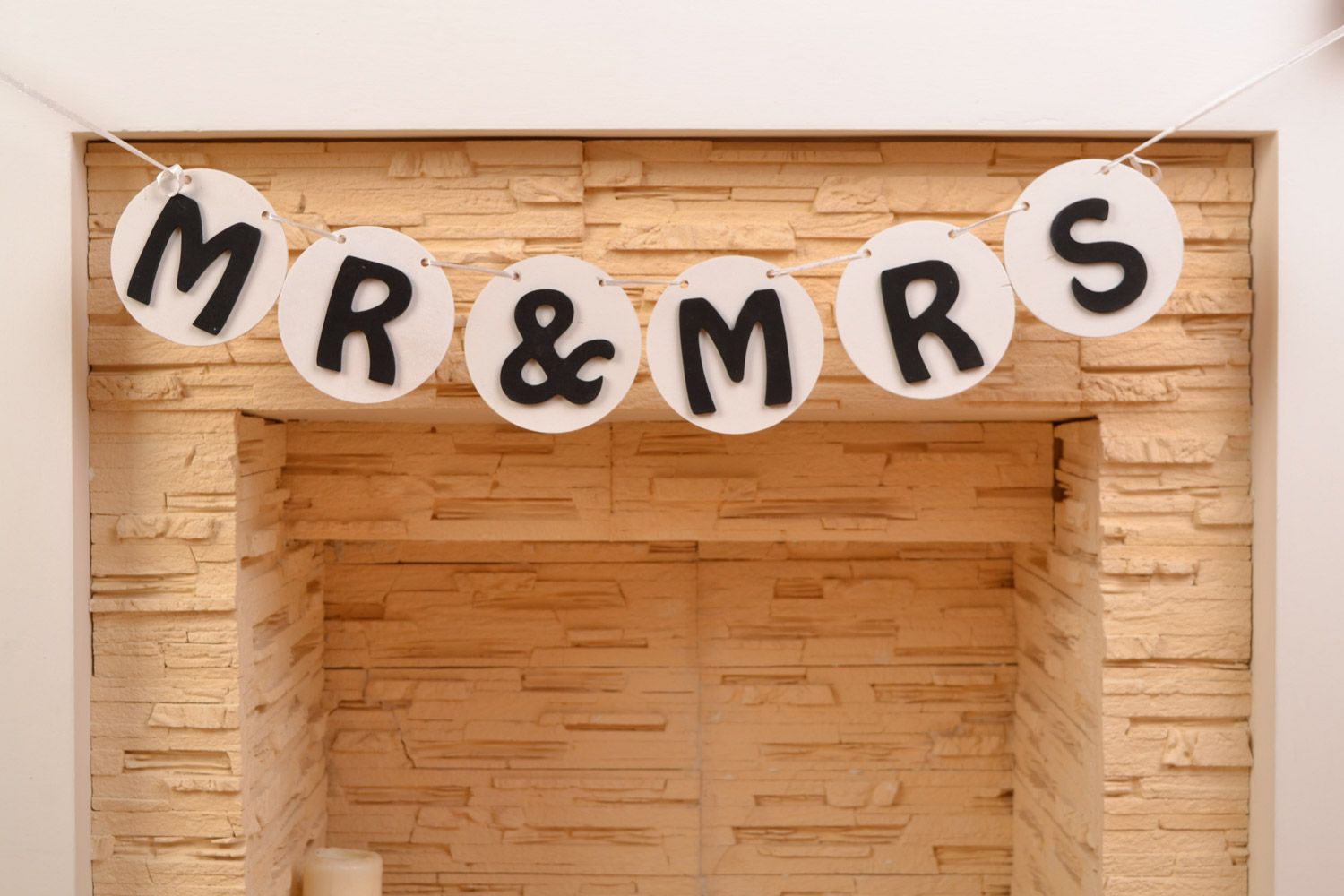 Свадебная гирлянда Mr&Mrs из фанеры небольшая на атласной ленте ручная работа фото 1