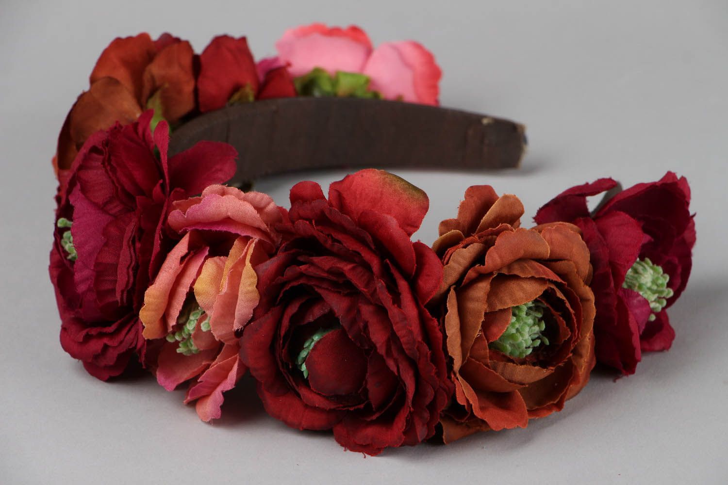 Serre-tête décoré de fleurs en tissu rouges photo 1