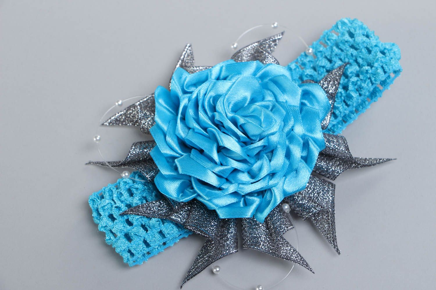 Красивая повязка на голову с цветком в технике канзаши голубая ручной работы фото 2