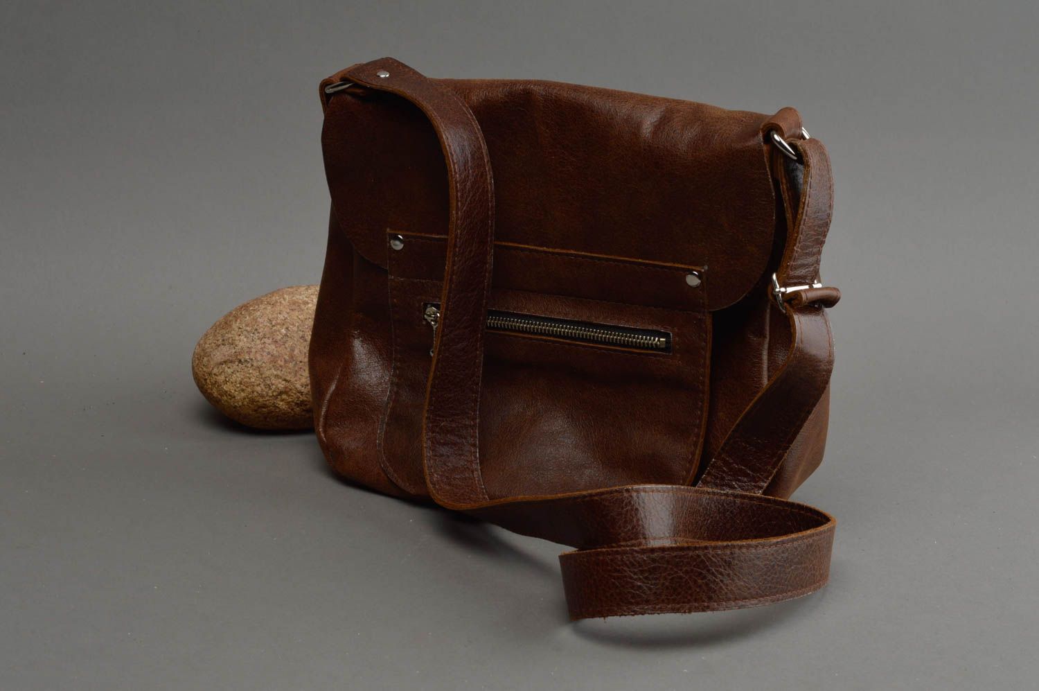 Коричневая сумка из натуральной кожи ручная работа с длинным ремешком и карманом фото 1