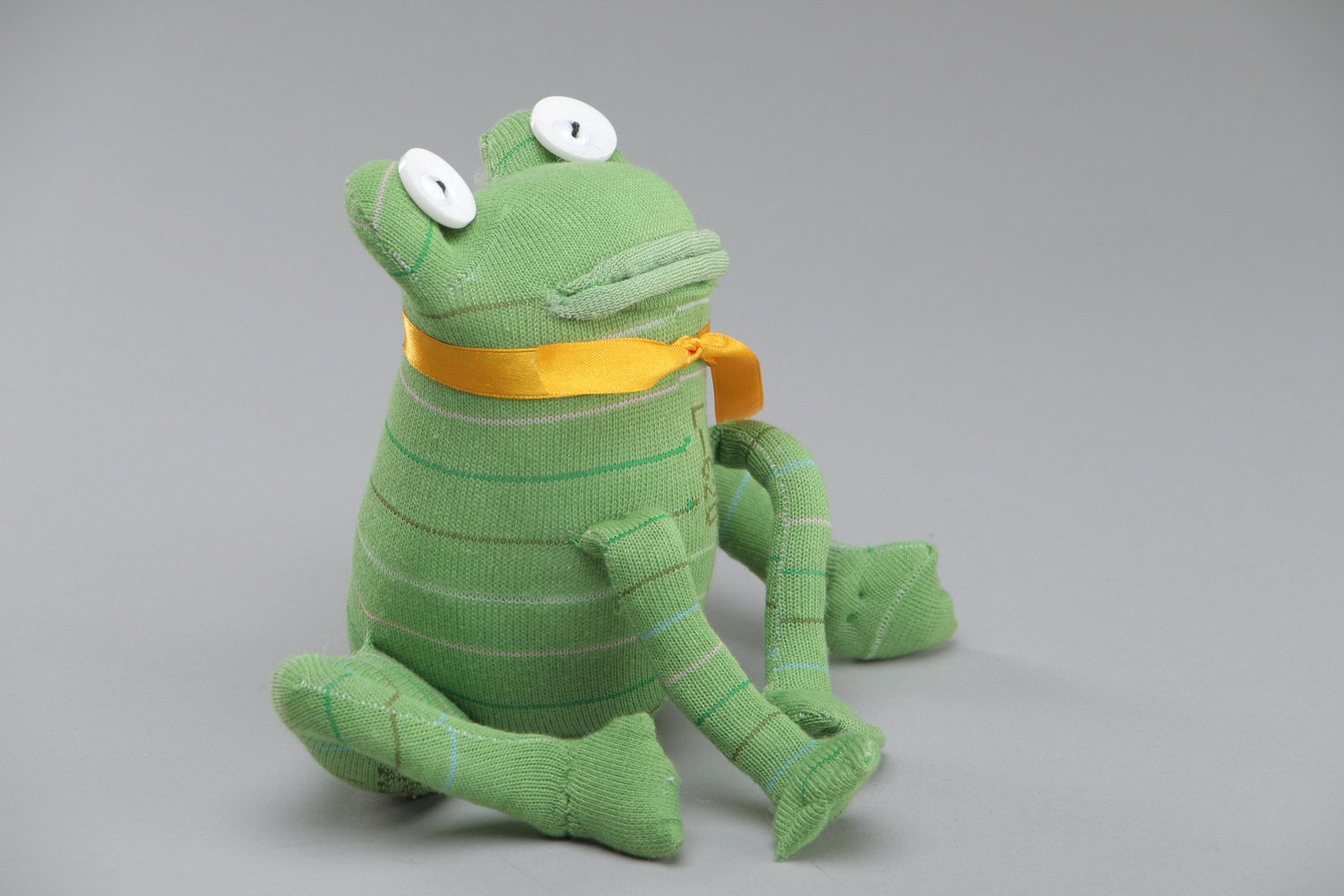 Kuscheliges grünes mittleres handgemachtes Stofftier Frosch aus Socken für Kinder foto 2