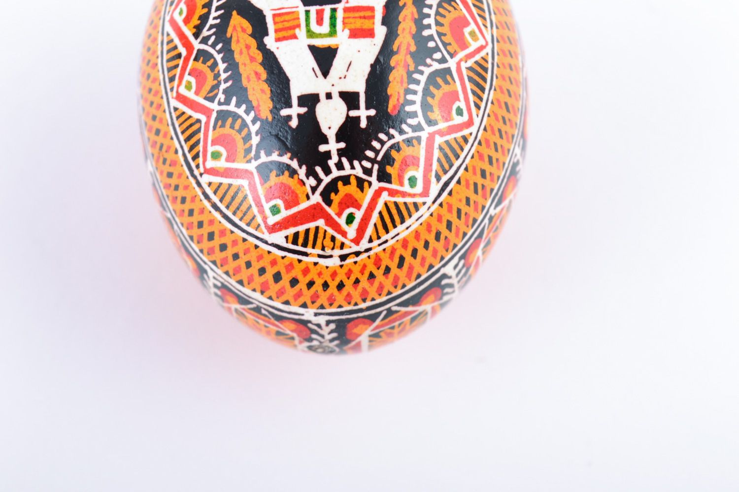 Oeuf de Pâques peint à l'acrylique à la main multicolore aux motifs populaires   photo 4