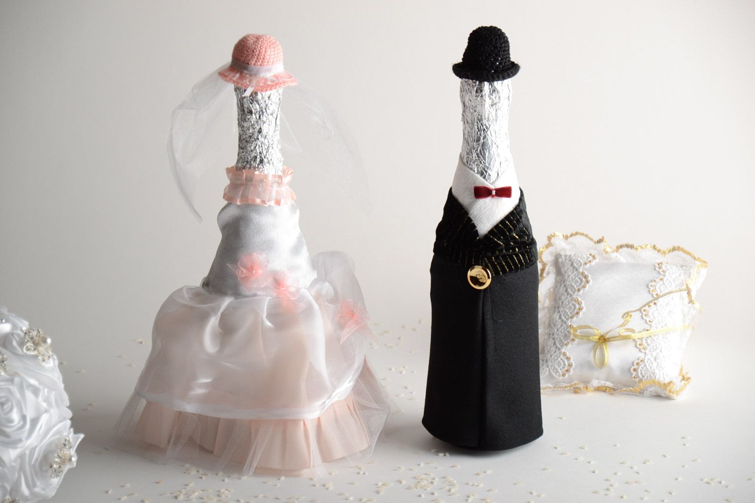 Оформление для бутылок шампанского на свадьбу жених и невеста ручная работа фото 1