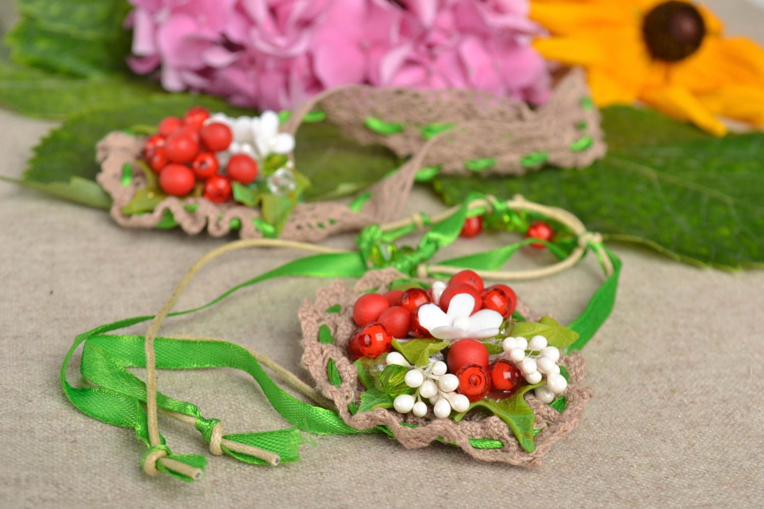 Набор украшений из кружева подвеска и браслет с ягодами из полимерной глины фото 1