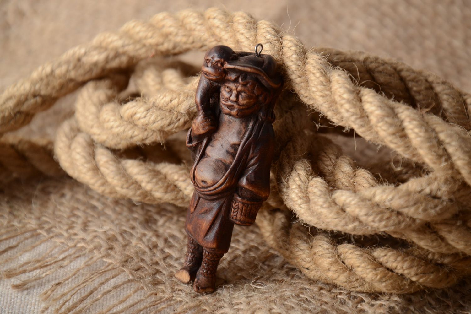 Kleiner dunkler hölzerner geschnitzter handgemachter Schlüsselanhänger Pirat  foto 1