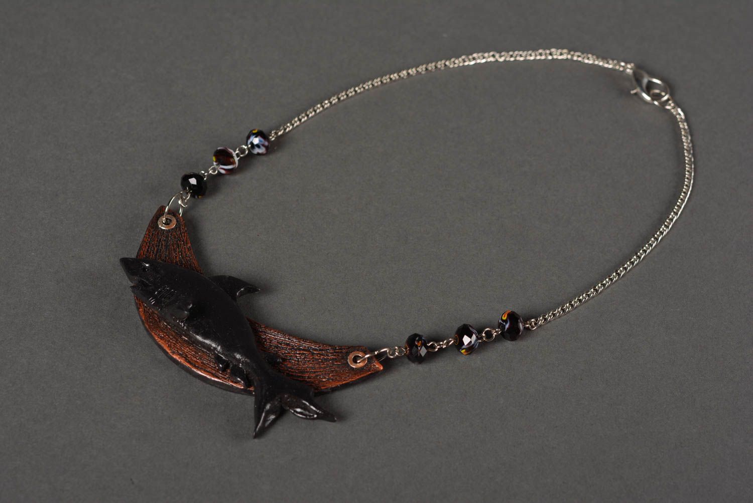 Pendentif pate polymere Bijou fait main Accessoire femme requin noir sur bois photo 3