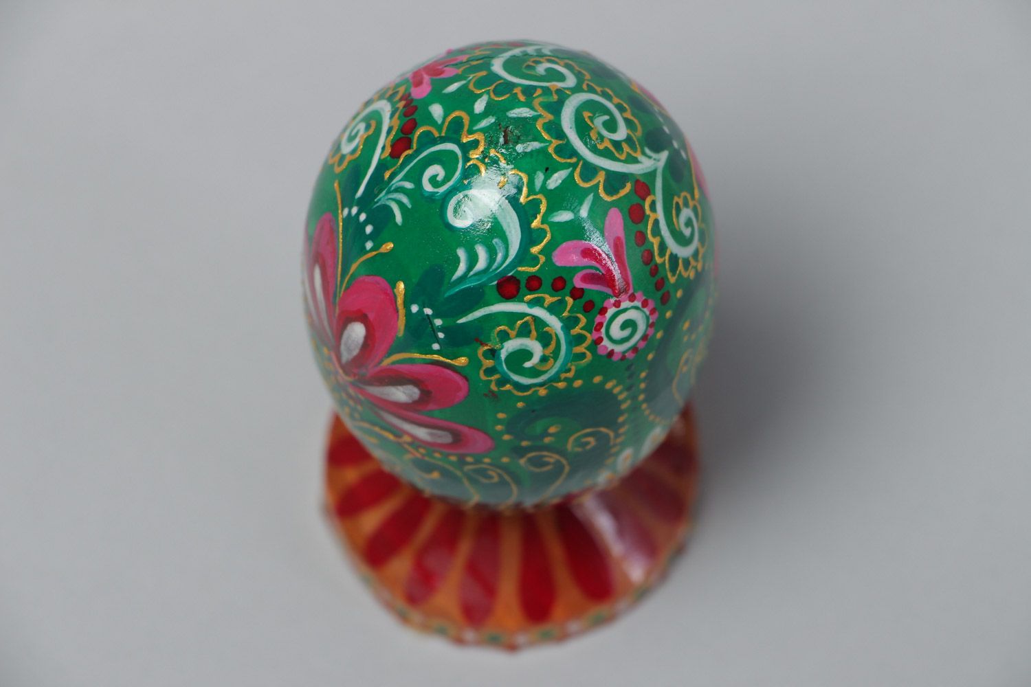 Красивое деревянное яйцо расписное на ножке ручной работы зеленое с розовым фото 3