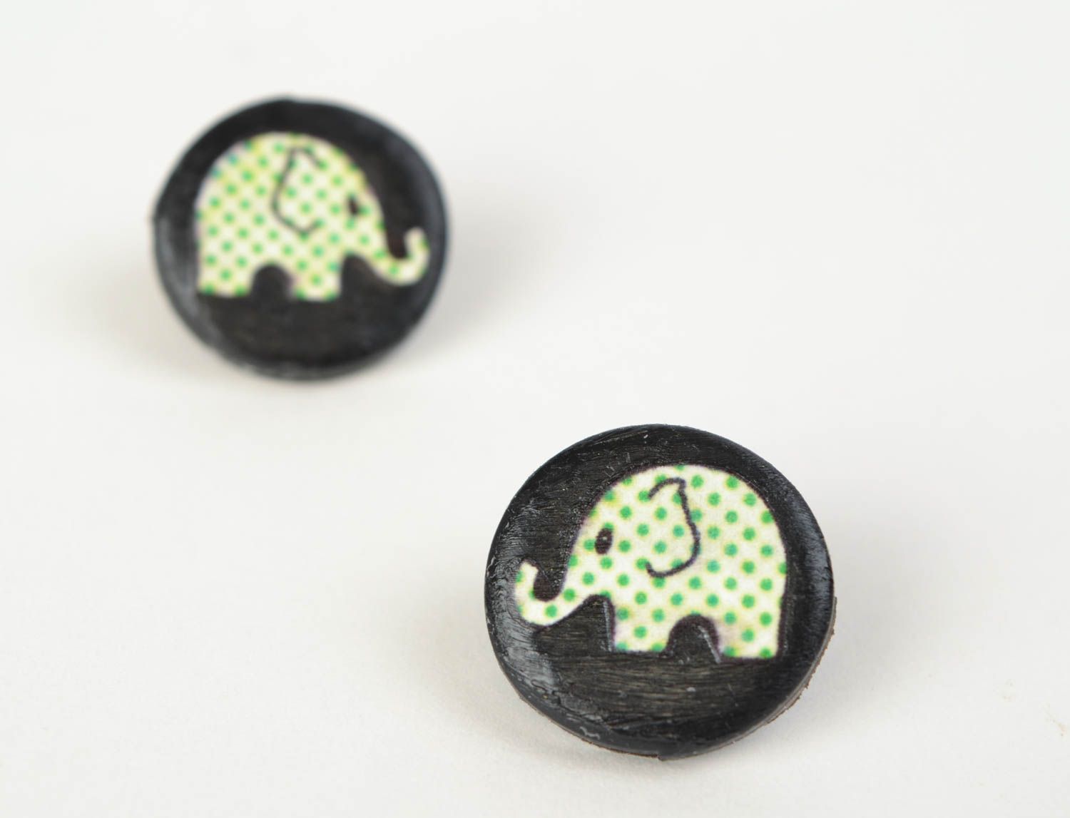 Stilvolle runde Ohrringe aus Polymerton mit Muster künstlerische Handarbeit foto 5