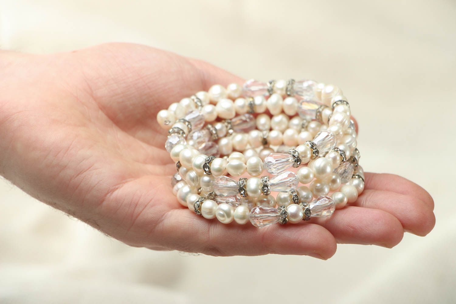Dickes Armband aus Perlen und Kristallen  foto 3