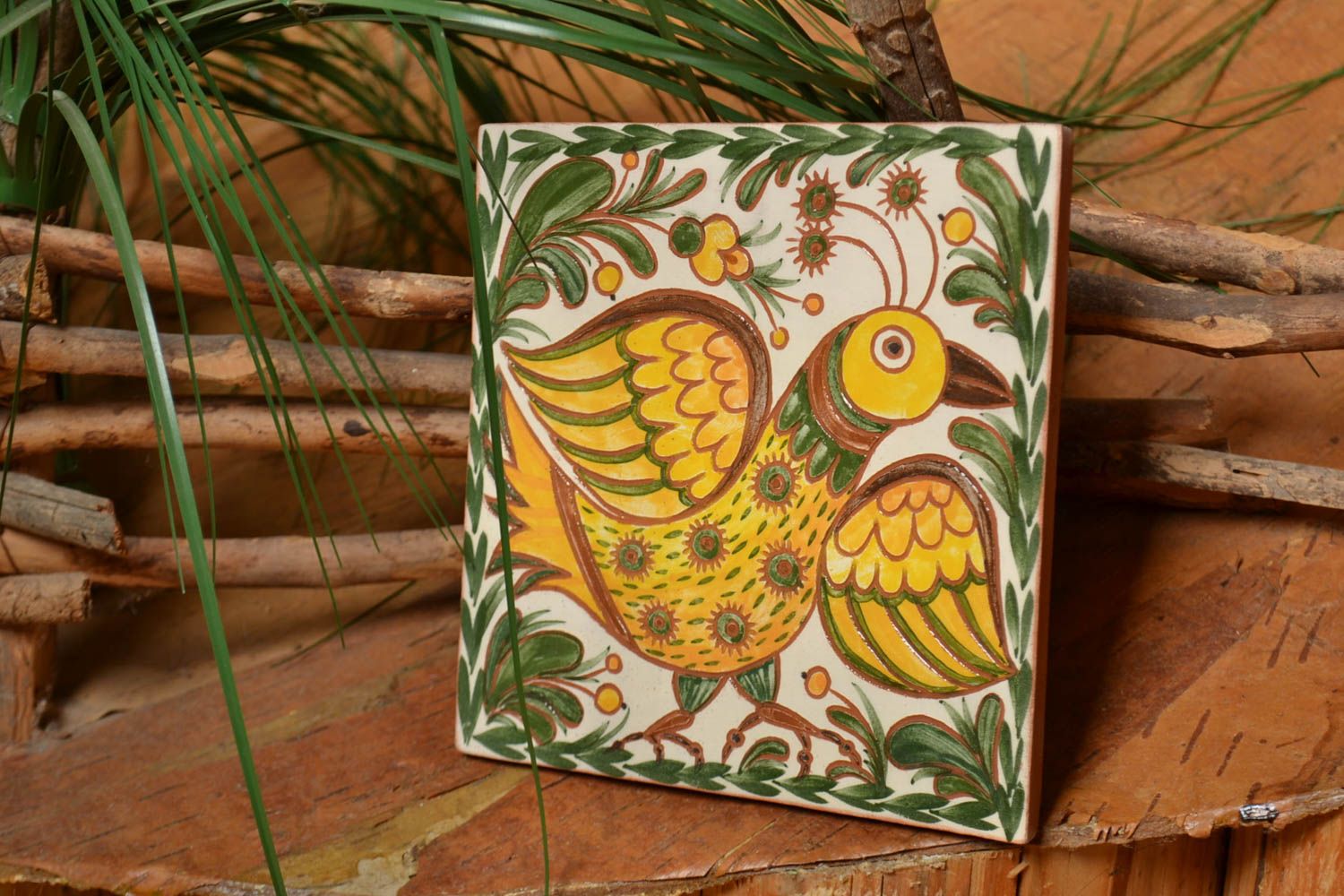 Petit carreau céramique avec peinture d'engobes décoratif fait main Oiseau photo 1