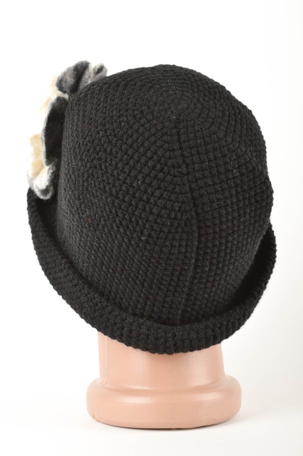 Теплая шапка ручной работы зимняя шапка черная с цветком вязаная шапка фото 5