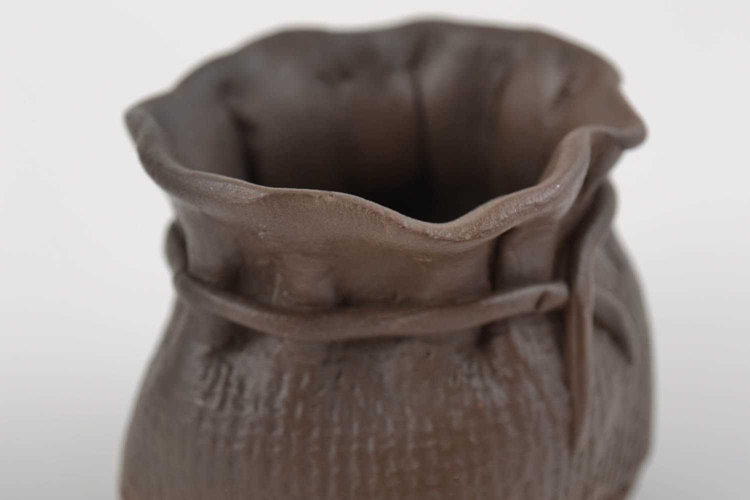 Salero de cerámica negra ahumada grande artesanal con forma de saco 75 g foto 5