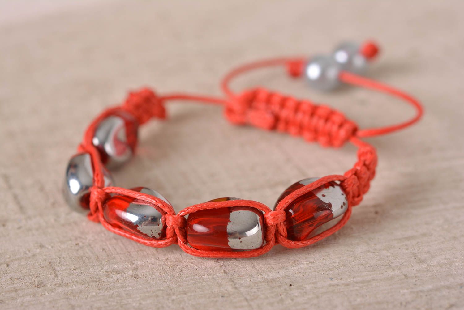Bracelet rouge Bijou fait main macramé textile Accessoire femme design photo 1