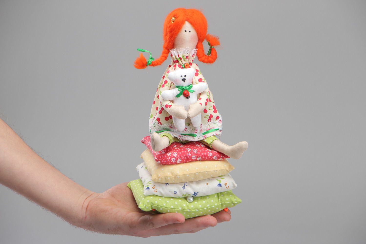 Künstlerische weiche handmade Puppe aus Textil Prinzessin auf der Erbse foto 4