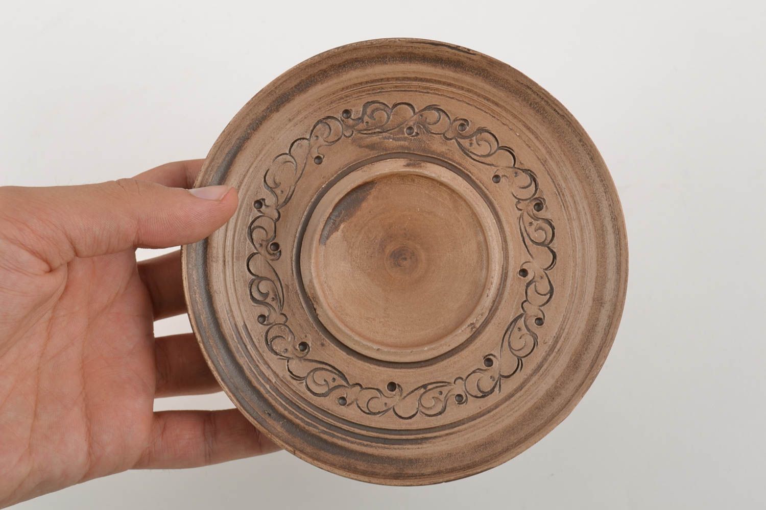 Petite assiette en céramique brune faite main originale décorée de motifs    photo 2