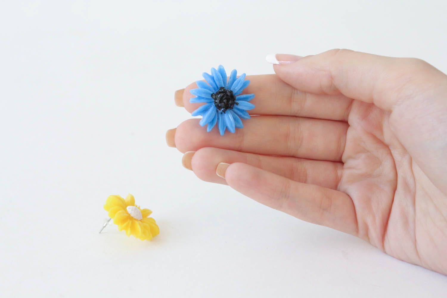 Brincos em forma de flores de argila de polímero feitos à mão  foto 5