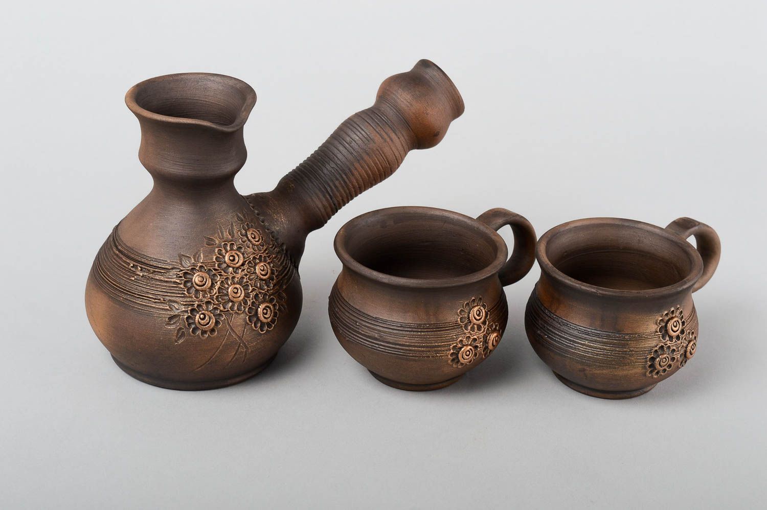 Cafetera turca y tazas de café vajilla de barro hecha a mano utensilio de cocina foto 2