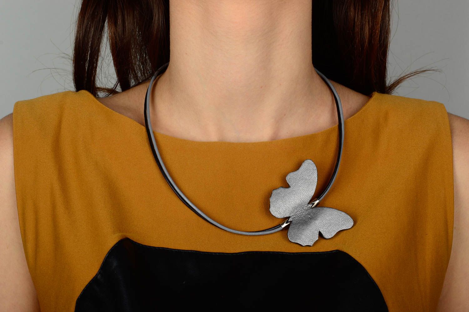 Collier papillon gris Accessoire en cuir fait main original Cadeau femme photo 2