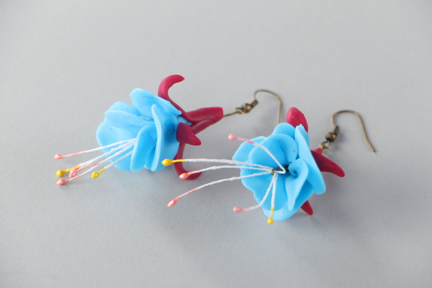 Handgemachte schöne keramische Ohrringe aus Ton in Form der Blumen für Frauen foto 2