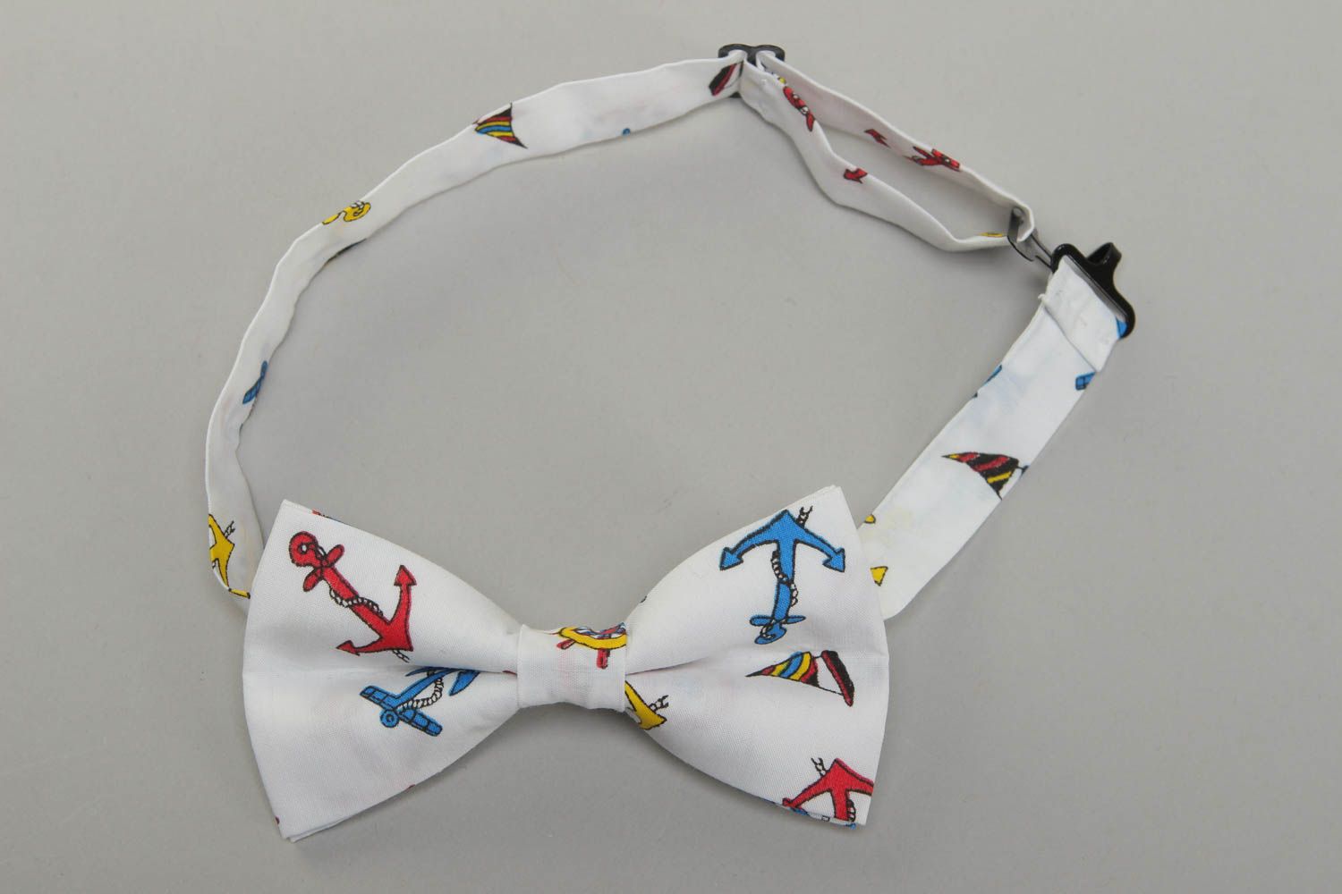 White fabric bow tie with anchors pattern photo 1