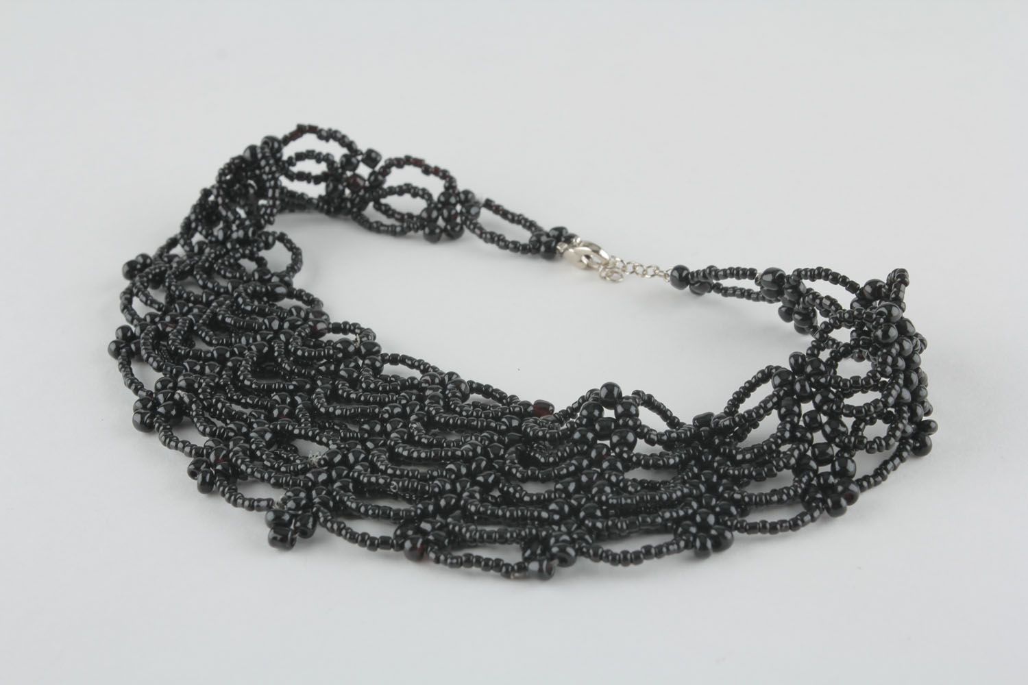 Collier de perles de rocaille noires artisanal photo 3