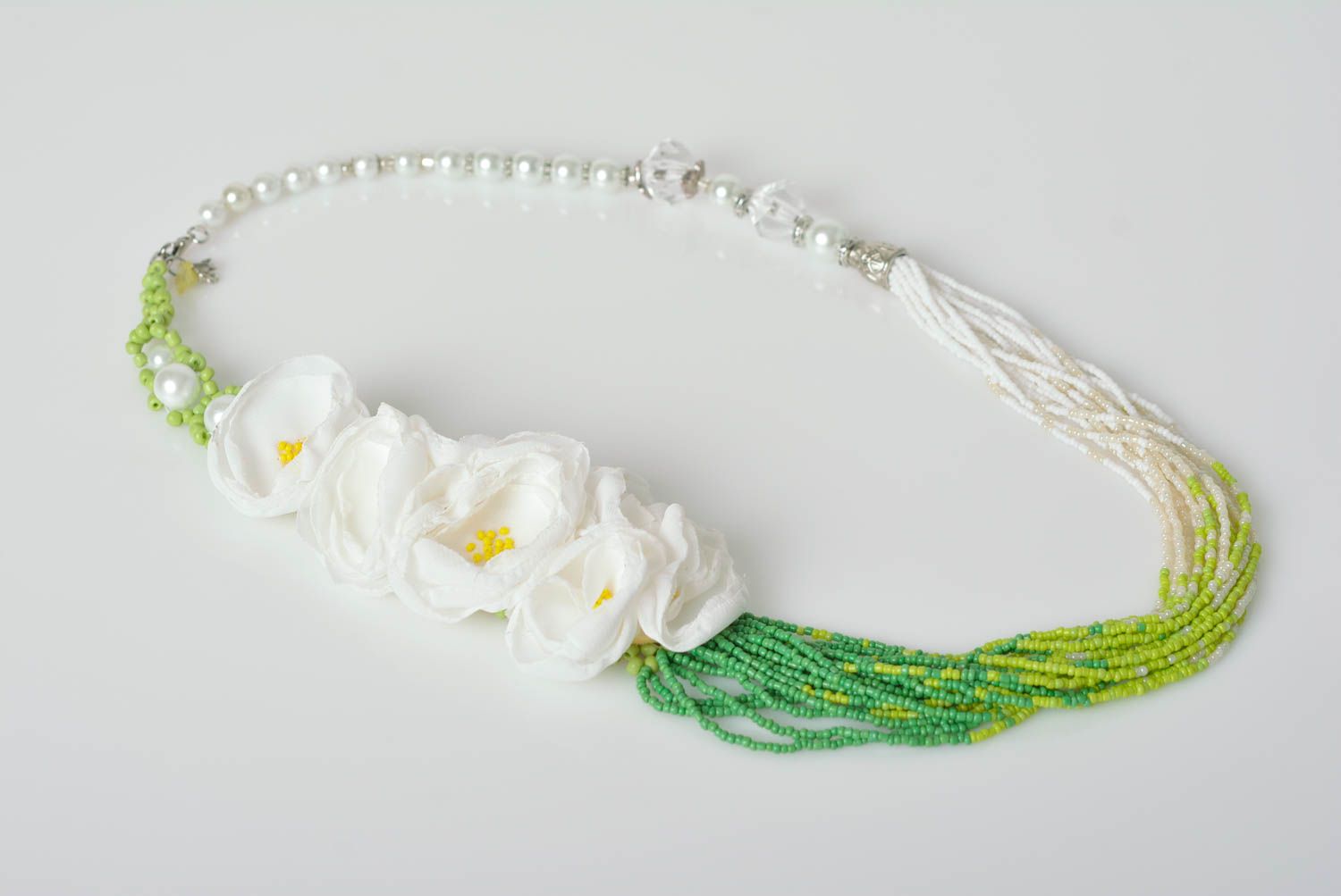 Collar de flores de tela y abalorios artesanal bisutería fina accesorio de mujer foto 1