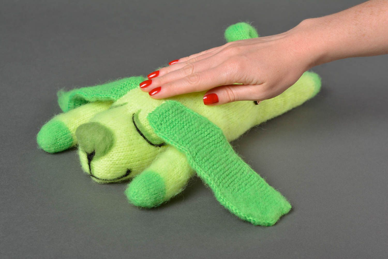 Peluche chien vert Jouet tricot fait main Décoration chambre originale en laine photo 3