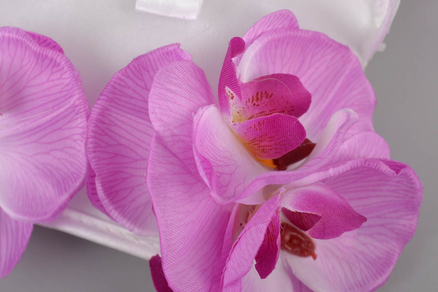 Оригинальная подушечка для колец с ручкой и цветами орхидеями ручной работы фото 2