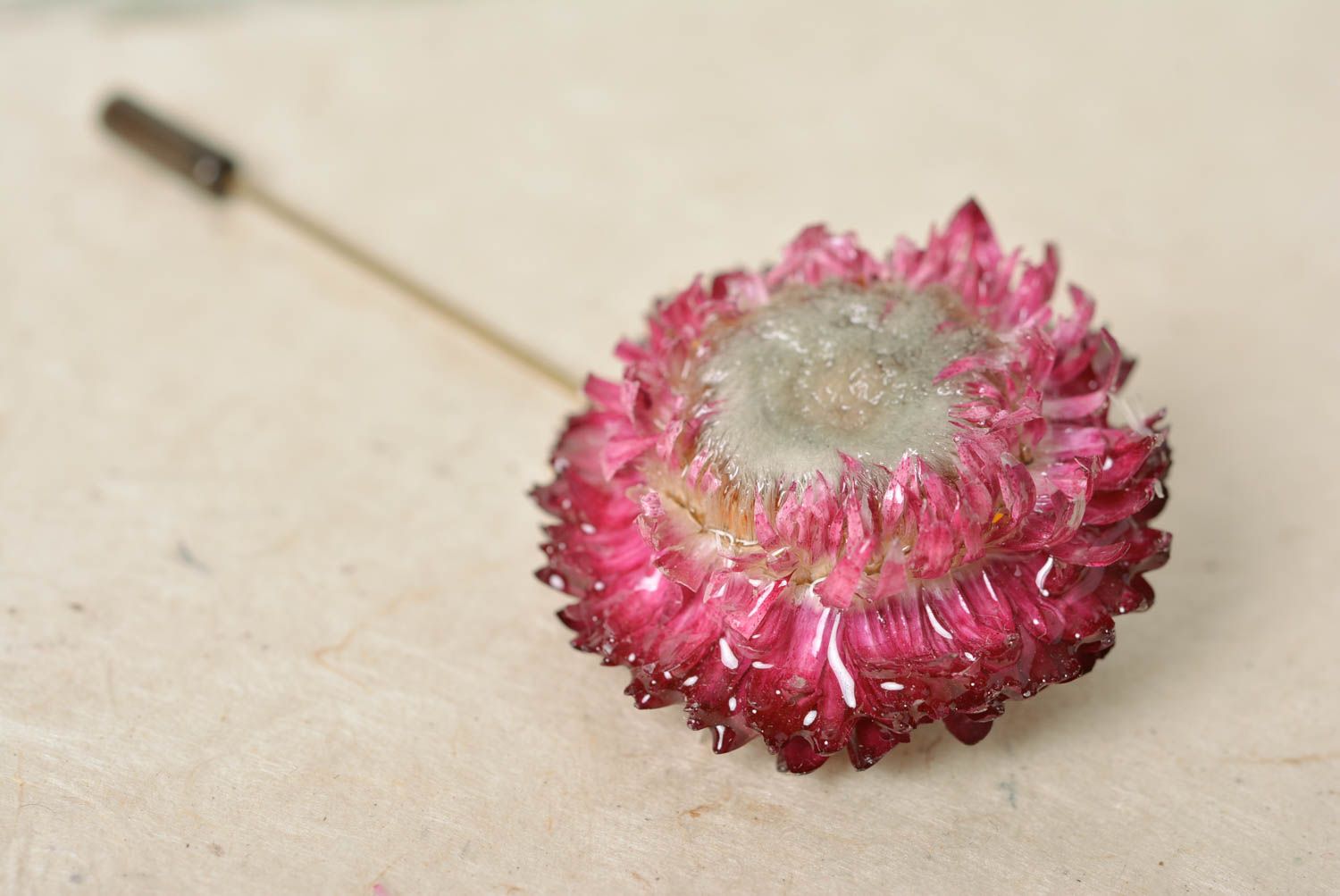 Petite broche en résine époxy rouge avec fleur séchée faite main originale photo 4