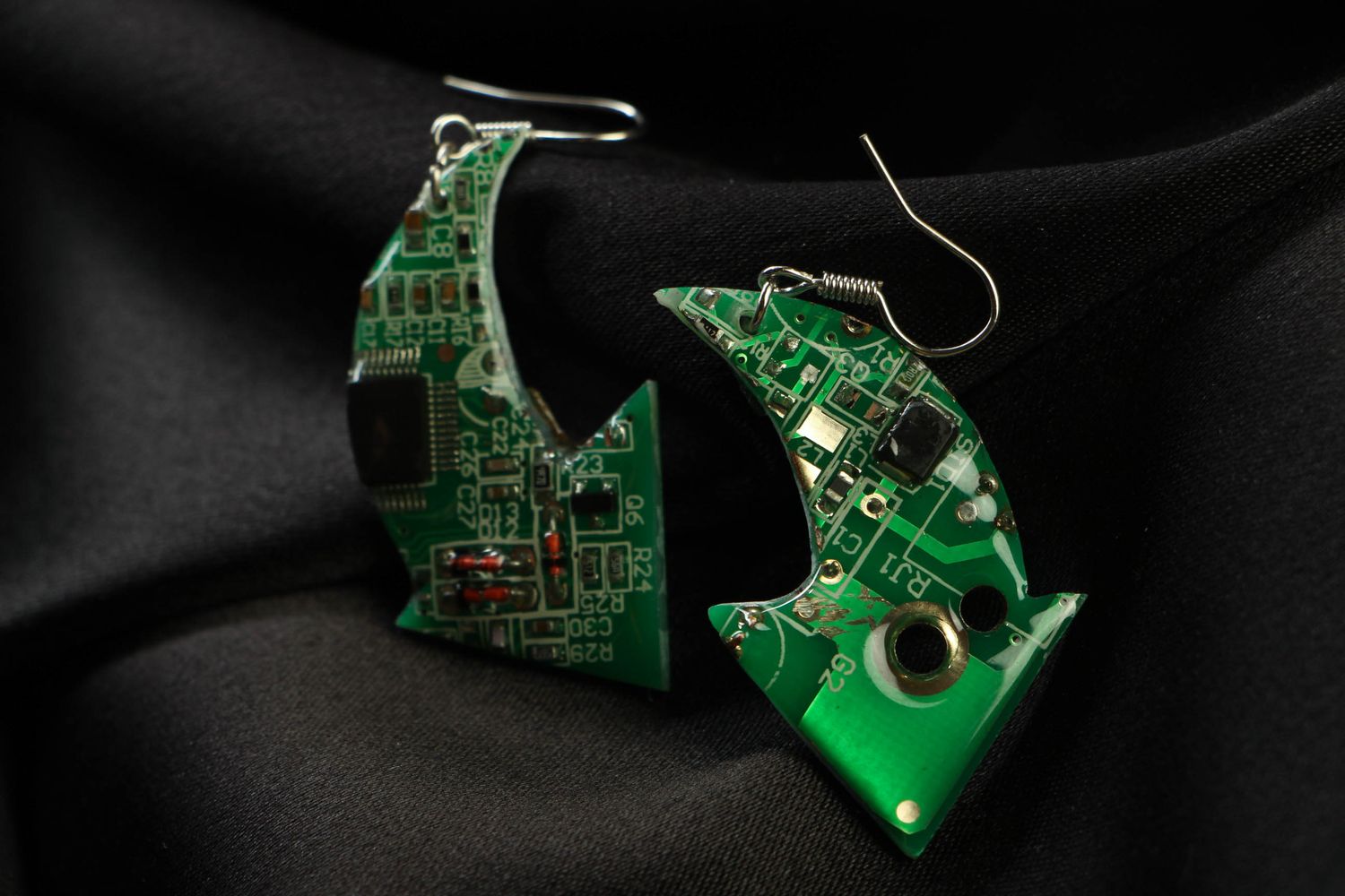 Cyberpunk earrings in the shape of arrows photo 1