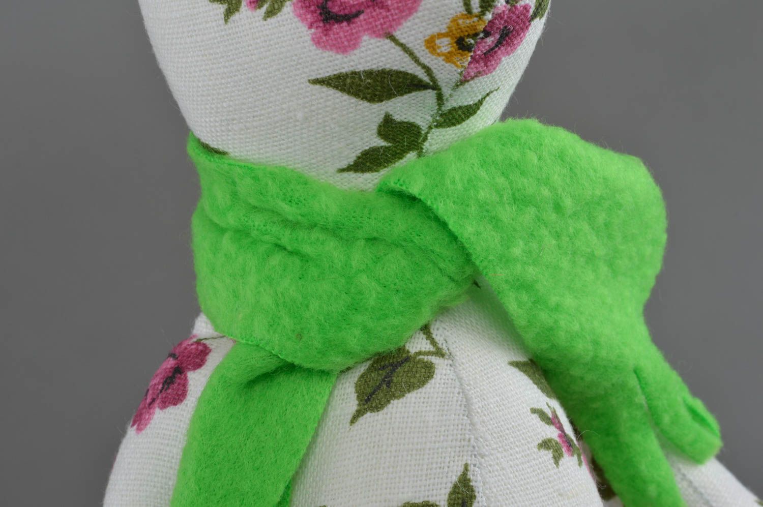 Jouet ours en tissu de lin fait main blanc à motif floral avec écharpe verte photo 4