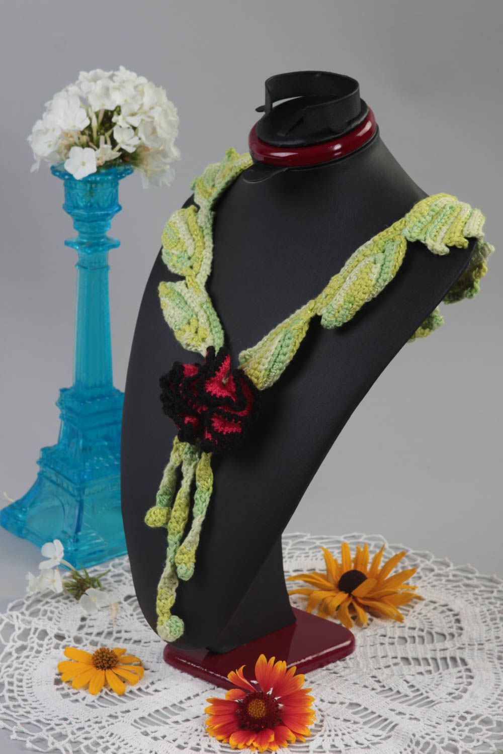 Collier textile Bijou fait main crochet vert fleur rouge noir Accessoire femme photo 1