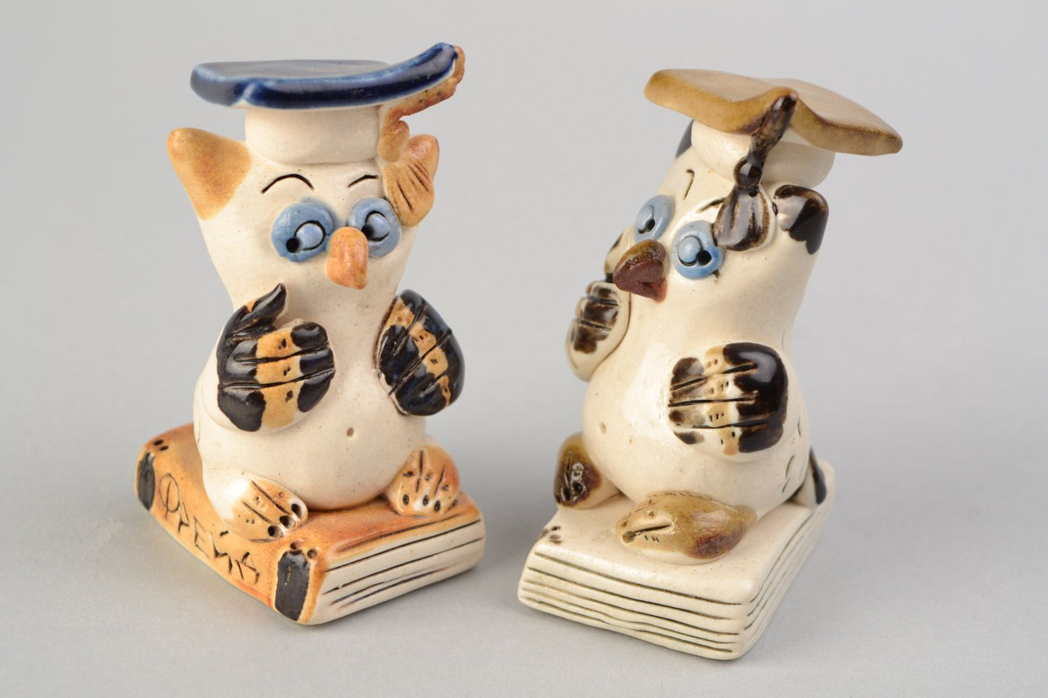 Set of 2 funny handmade glazed ceramic figurines of owls with graduate caps  photo 4