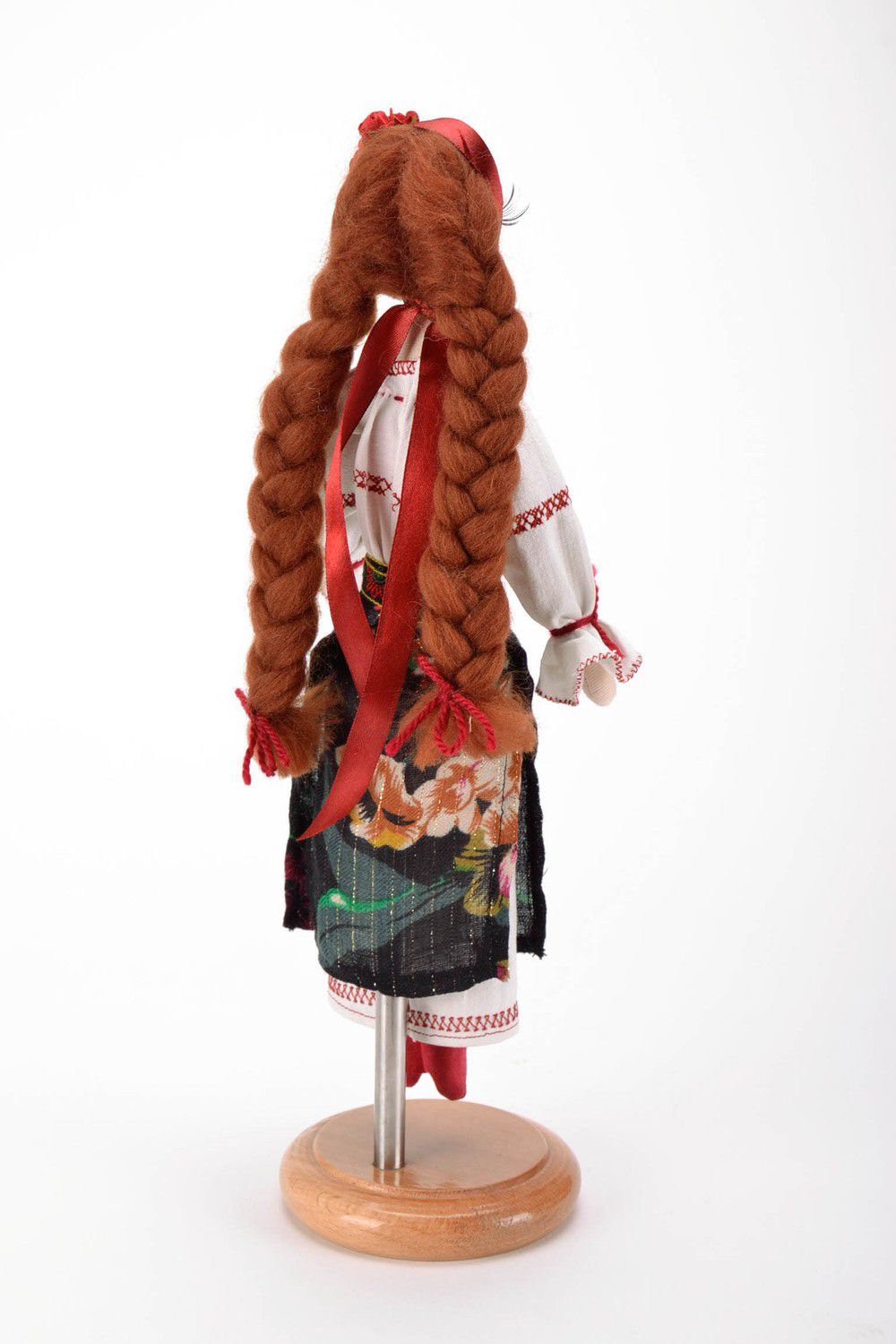 Muñeca de peluche en soporte “La ucraniana pelirroja”
 foto 2
