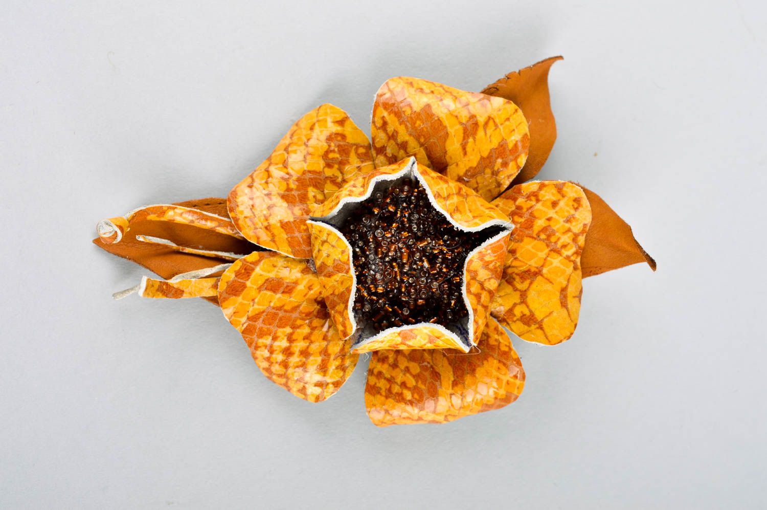 Broche fleur Bijou fantaisie fait main Accessoire en cuir pour femme tendance photo 2