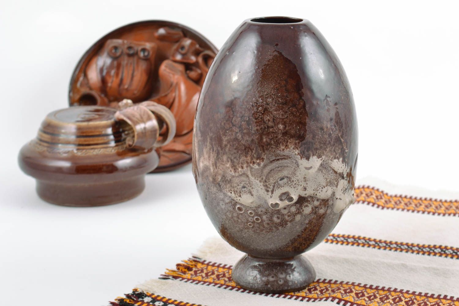Небольшая ваза в форме яйца коричневая глиняная глазурованная ручной работы фото 1
