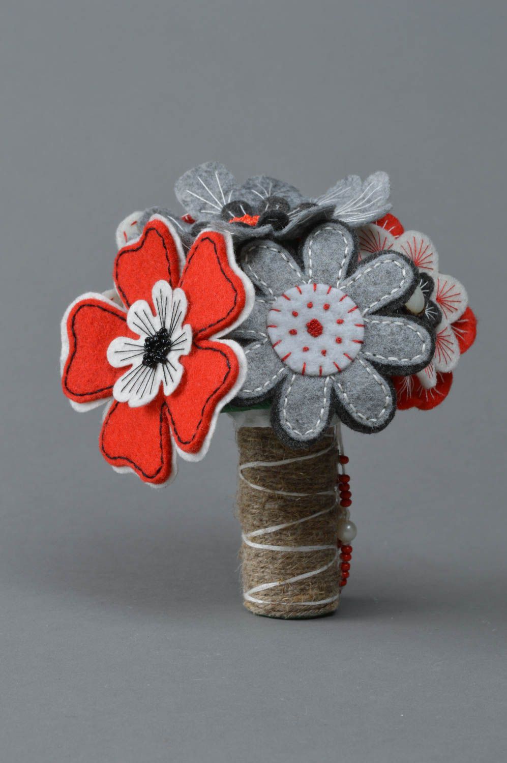Petite composition florale artificielle en feutre dans les tons gris faite main photo 2