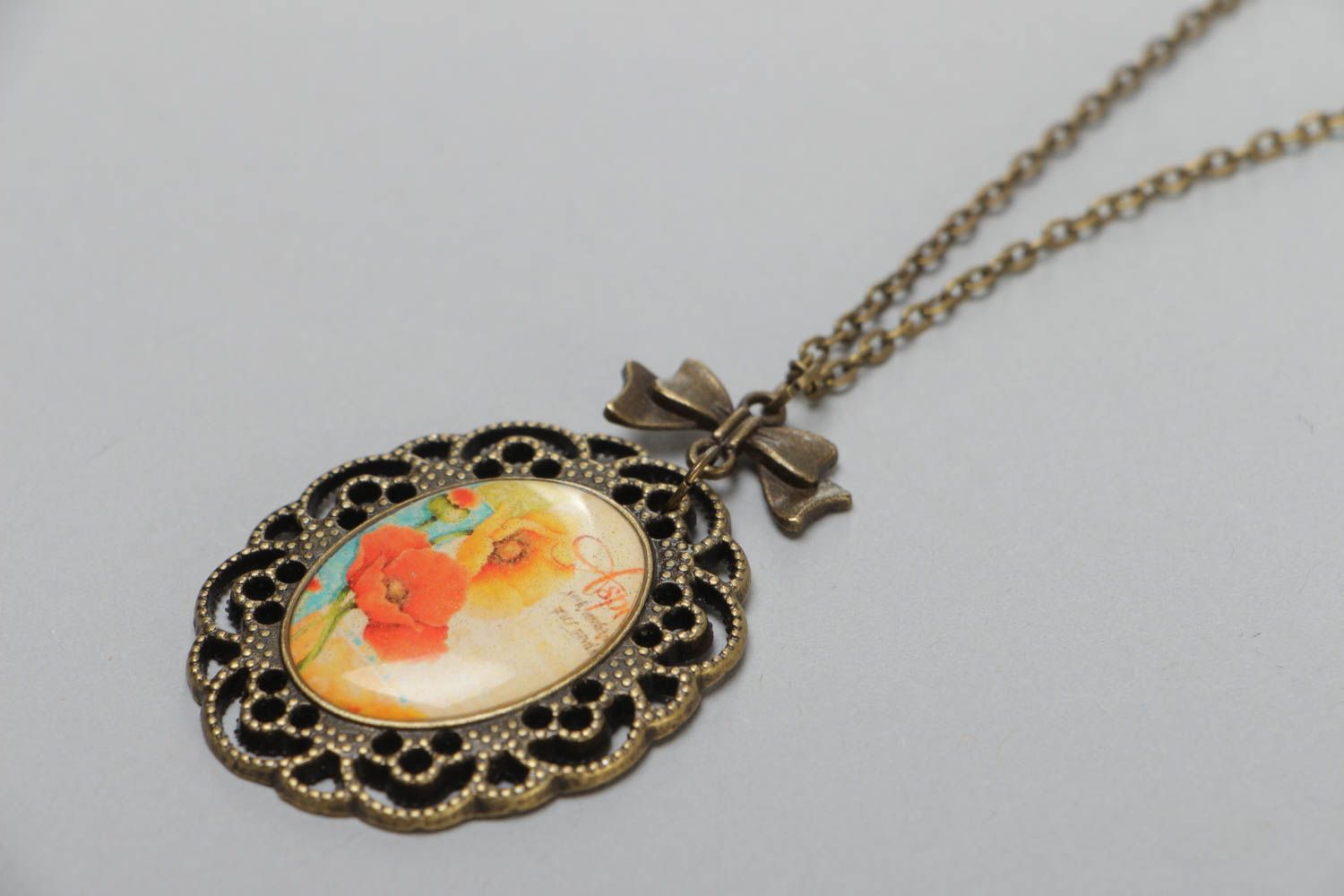Petit pendentif en résine ovale avec fleurs orange sur chaînette fait main photo 3