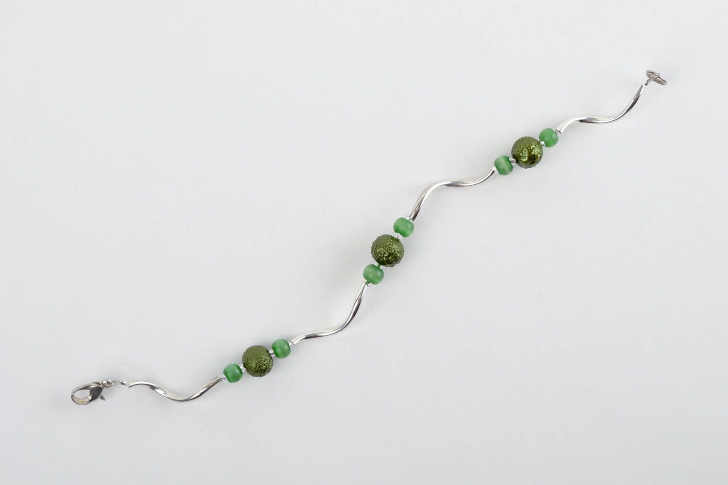 Bracelet fin vert Bijou fait main en métal et perles fantaisie Cadeau femme photo 3