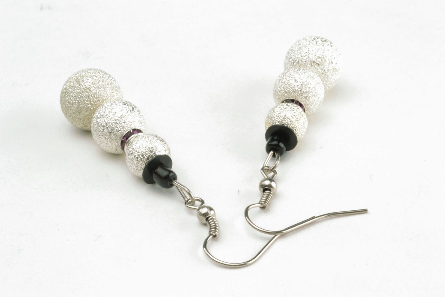 Long earrings with shiny beads photo 5