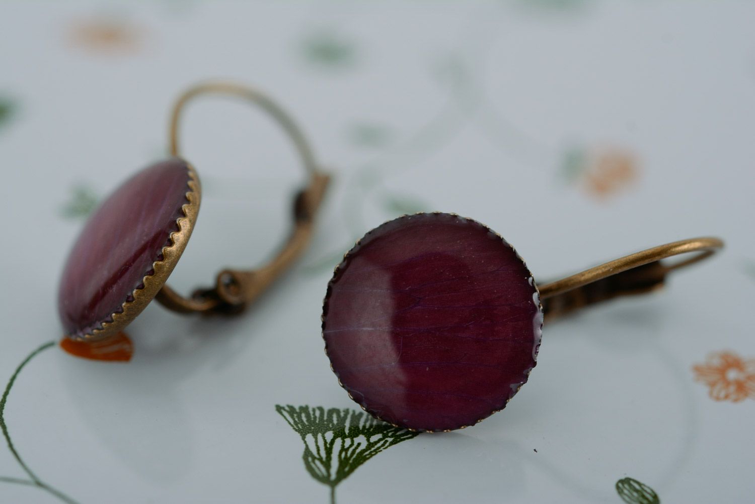 Boucles d'oreilles artisanales rondes en résine époxyde faites main avec fleurs photo 4