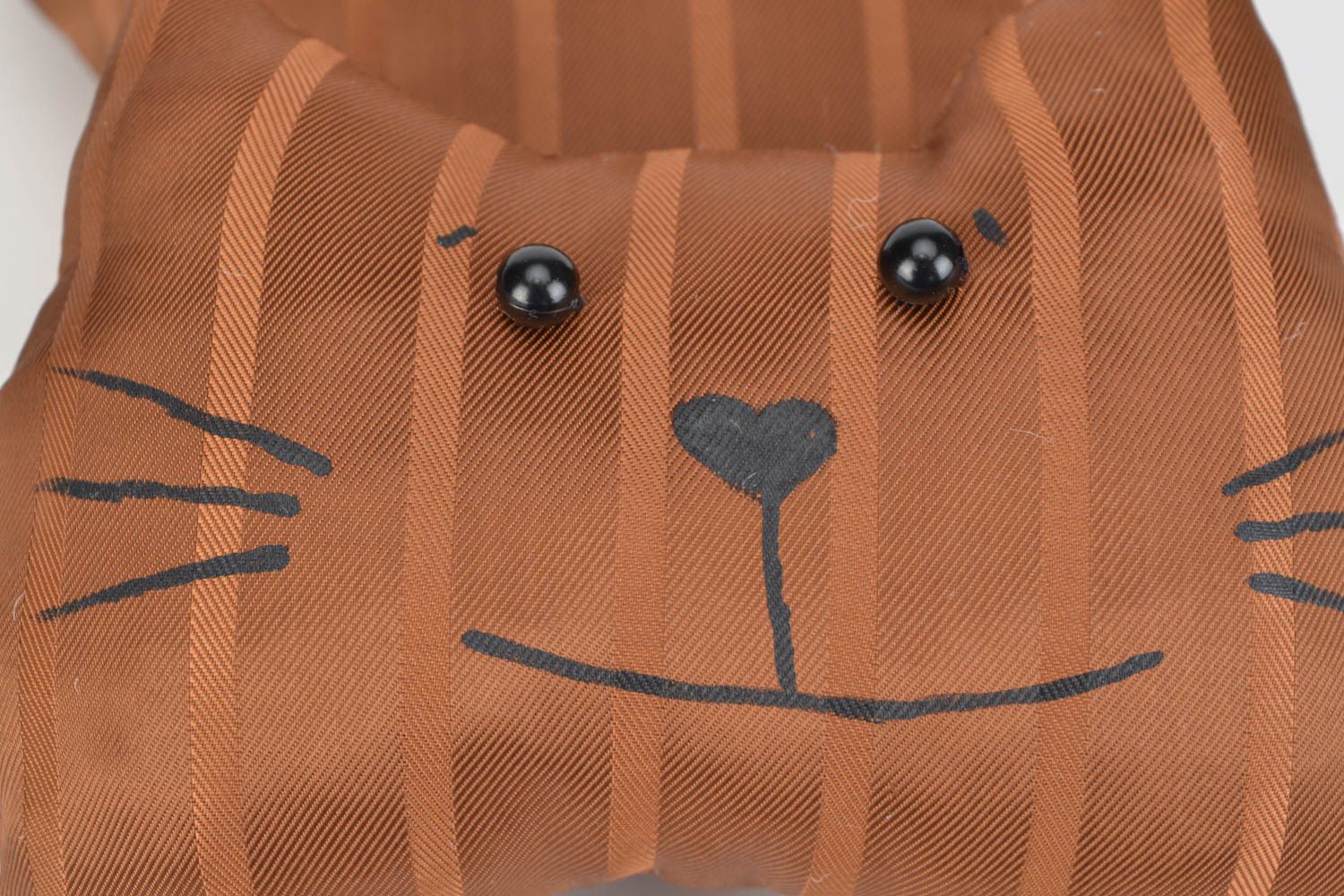 Coussin en forme de chat brun rayé avec queue enroulée textile fait main photo 4