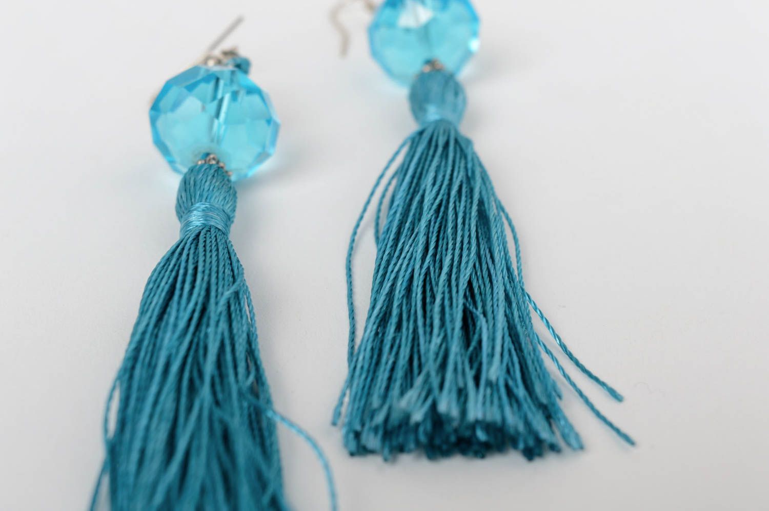 Longues boucles d'oreilles textiles franges perles de cristal bleues faites main photo 4