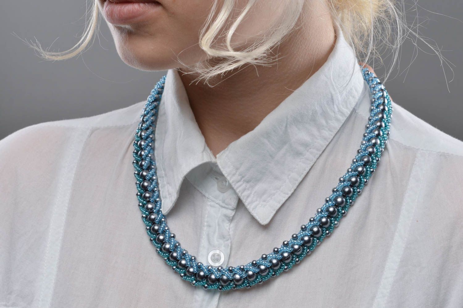 Ожерелье из бисера и бусин в серо-голубой цветовой гамме женское ручной работы фото 4