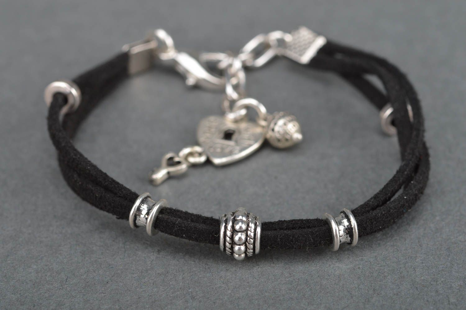 Bracelet fait main en lacets de daim et breloques accessoire noir cadeau photo 5
